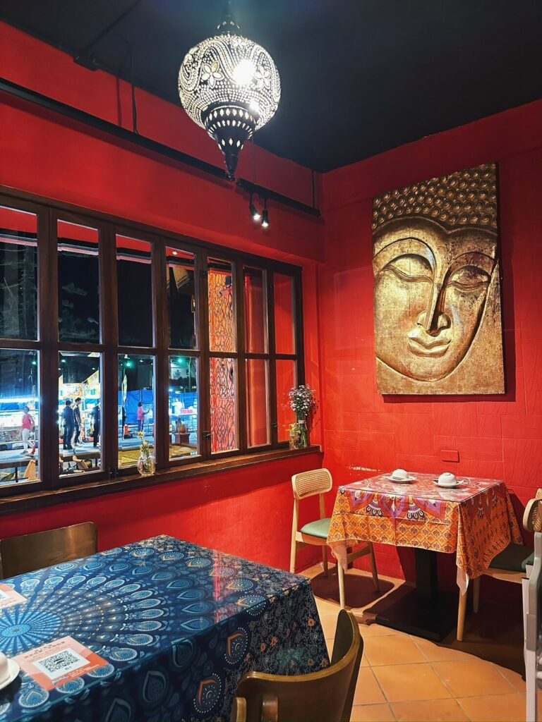 臺灣流浪地圖－曼波泰式料理進門座位區
